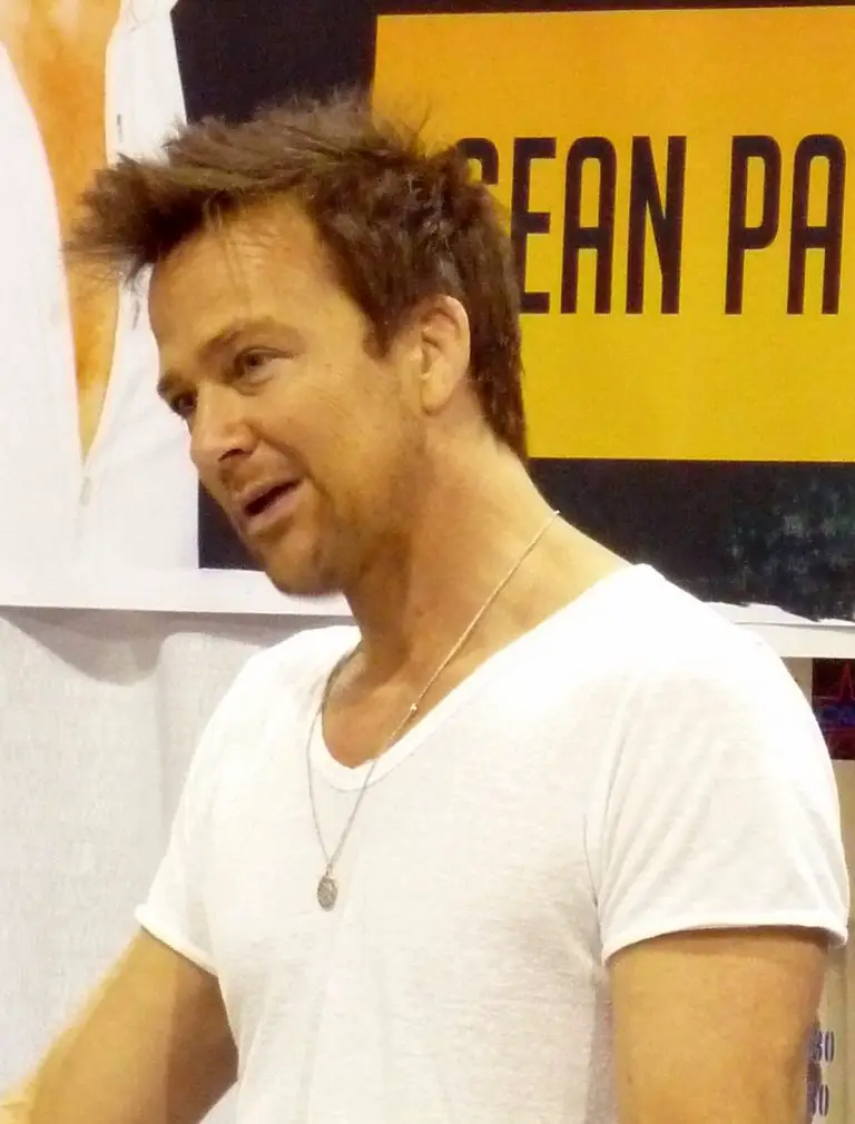 Sean Patrick Flanery lives